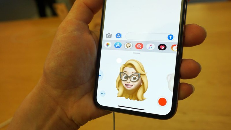 Người dùng háo hức thử nghiệm Memoji trên iPhone Xs. Ảnh: CNET Người dùng háo hức thử nghiệm Memoji trên iPhone Xs. Ảnh: CNET