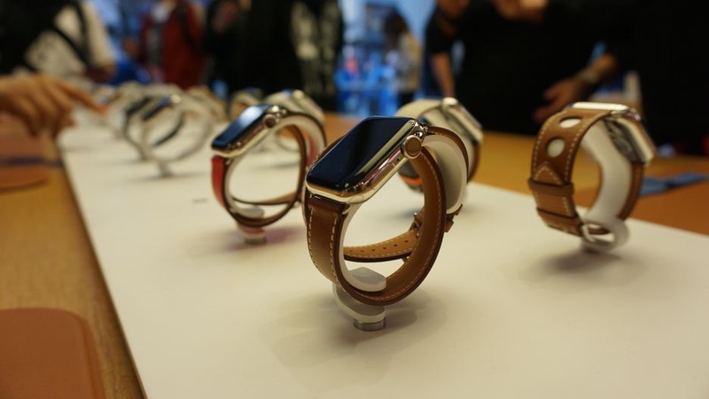 Apple Watch Series 4 đẹp lung linh trên kệ. Ảnh: CNET Apple Watch Series 4 đẹp lung linh trên kệ. Ảnh: CNET