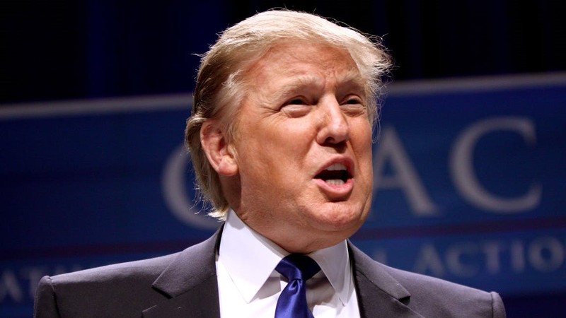 Tổng thống Donald Trump đăng tải dòng tweet khuyên Apple nên rời dây chuyển sản xuất iPhone về Mỹ. Ảnh: VOA