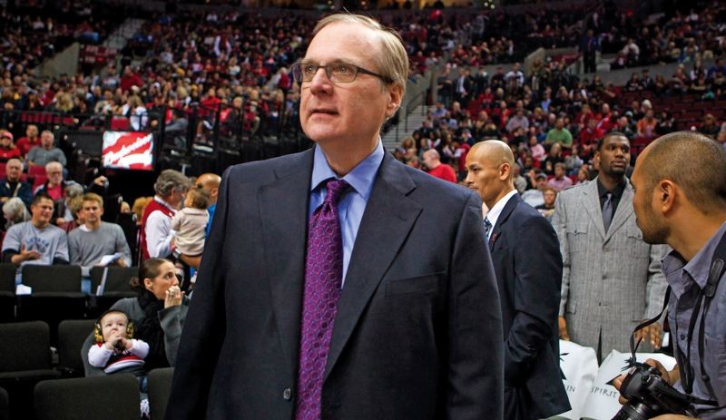 Ông Paul Allen tại một trận đấu của CLB Portland Trailblazer. Ông là một trong những nhân vật được yêu thích nhất tại quê nhà Seattle nhờ những cống hiến cho cộng đồng địa phương. Ảnh: Portland Tribune