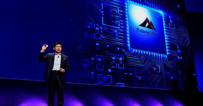 Giám đốc điều hành tập đoàn Huawei, Richard Yu giới thiệu chip Huawei Balong 5G01 tại MWC 2018 ở Barcelona. Ảnh: CNBC