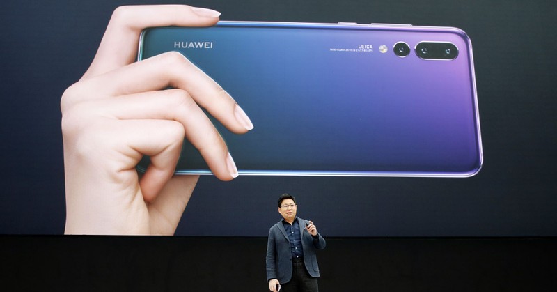 Giám đốc điều hành tập đoàn Huawei, Richard Yu trong lễ ra mắt Huawei P20 tại Le Grand Palais ở Paris hồi tháng 3. Ảnh: CNBC