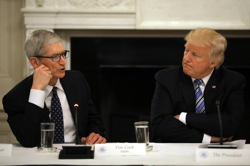 CEO Apple Tim Cook gặp gỡ Tổng thống Donald Trump tại Nhà trắng. Ảnh: Independent