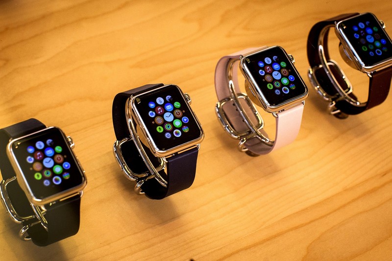 Hồi tháng 9, một số nguồn tin cho biết Mỹ sẽ xem xét tăng thuế trên các loại sản phẩm đeo thông minh như Apple Watch và đồng hồ Fibit tới cuối năm nay. Ảnh: NY Post