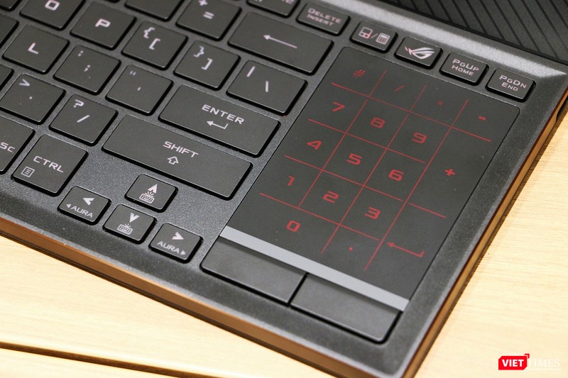 Phần phím số của Zephyrus S đã được tích hợp lên TouchPad và người dùng có thể chuyển đổi dễ dàng giữa 2 tính năng này