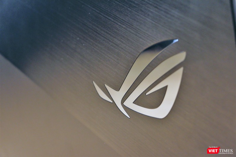 Logo Republic of Gamers nổi bật trên nắp Zephyrus S