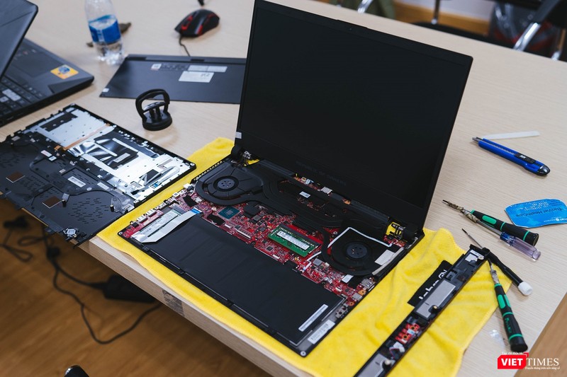 Nội thất bên trong của ROG Zephyrus S.