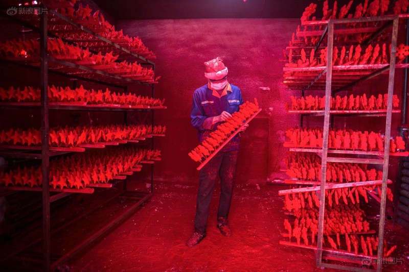 Những đồ trang trí được nhúng vào keo và sơn tĩnh điện màu đỏ. Ảnh: 1MW