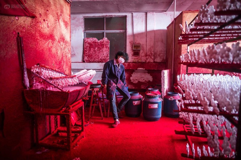 Anh Wei (19 tuổi), công nhân của một nhà máy sản xuất đồ trang trí Giáng sinh tại thị xã Nghĩa Ô. Ảnh: 1MW