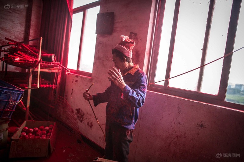 Cha anh Wei luôn phải đội một chiếc mũ ông già Noel trong quá trình làm việc để ngăn tóc biến thành màu đỏ. Ảnh: 1MW