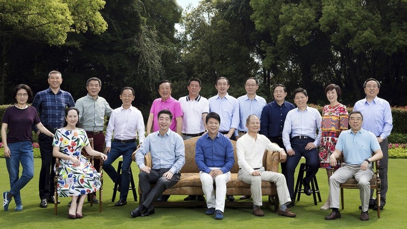 Bà Mạnh Vãn Châu và ông Nhậm Chính Phi (áo hồng), cùng các giám đốc tài chính cấp cao của Huawei. Ảnh: Huawei