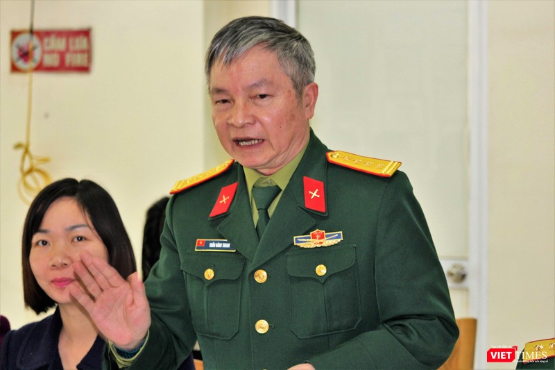 Đại tá Trần Đăng Tranh giải thích ý nghĩa của công trình sách "Ký ức người lính" tại Hội nghị.