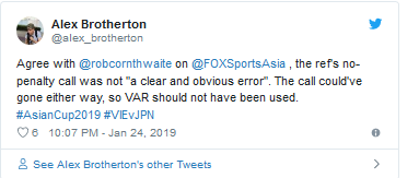 Tài khoản Alex Brotherton: Tôi đồng ý với quan điểm của BLV Fox Sport Asia, tình huống thổi phạt đền không phải là “một lỗi rõ ràng”. Tình huống này vẫn có thể quyết định theo một cách khác, vì vậy không nên sử dụng VAR.