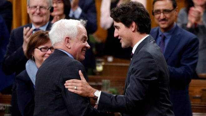 Ông John McCallum nhận chức Đại sứ Canada tại Trung Quốc từ năm 2017. Ông bị truyền thông Canada nghi ngờ về mối quan hệ với Trung Quốc vì vợ của ông cũng là người Hoa. Ông McCallum từng năm giữ vị trí trí Bộ trưởng Bộ Quốc phòng Canada từ năm 2002 đến năm 2003. Ảnh: BBC