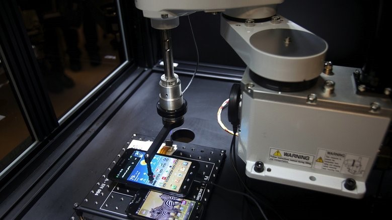 T-Mobile tiết lộ công ty đã đầu tư 5 tỷ USD với 70.000 nhân lực cho quá trình nghiên cứu và phát triển robot kiểm tra chất lượng điện thoại Tappy. Ảnh: SeattleTimes