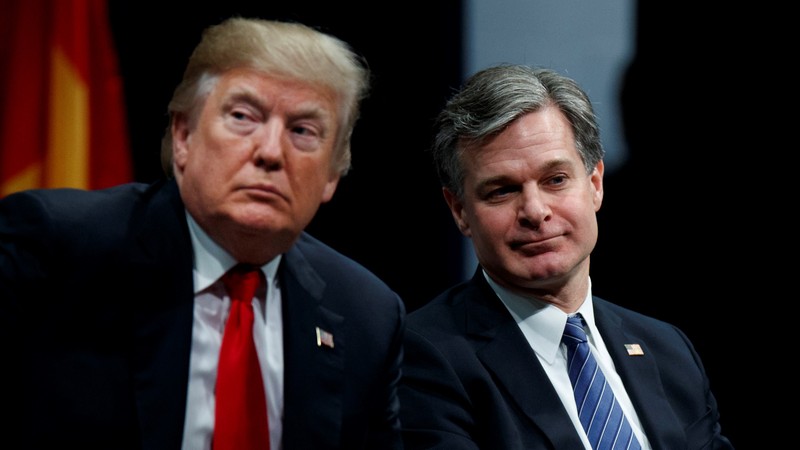 Giám đốc FBI Christopher Wray (bên phải) khẳng định sẽ sẽ không dung thứ cho các doanh nghiệp tham nhũng, vi phạm luật pháp và ngăn các công ty Mỹ phát triển. Ảnh: CNBC