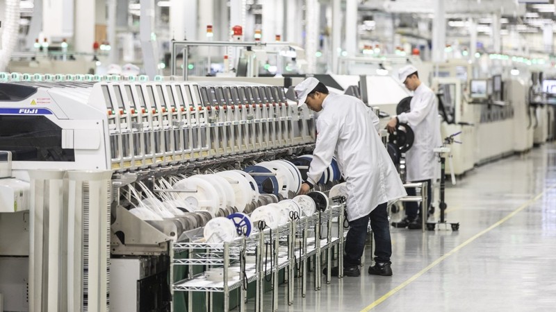 Các nhân viên làm việc trong dây chuyền sản xuất thiết bị di động của Huawei ở Quảng Đông. Ảnh: SCMP Các nhân viên làm việc trong dây chuyền sản xuất thiết bị di động của Huawei ở Quảng Đông. Ảnh: SCMP