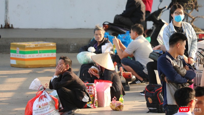 Hành khách bắt đầu đổ về bến xe Nước Ngầm và Mỹ Đình từ trước thềm Tết Nguyên đán.