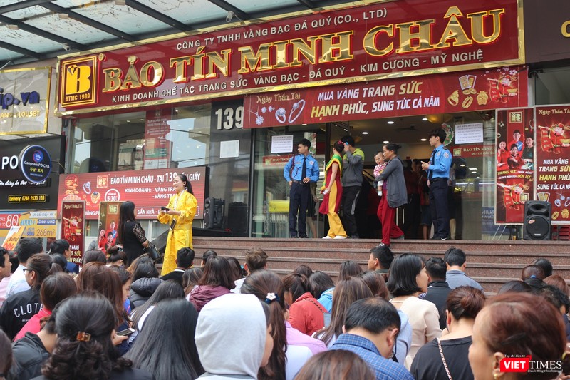 Người dân đổ xô đi mua vàng ngày vía Thần Tài.