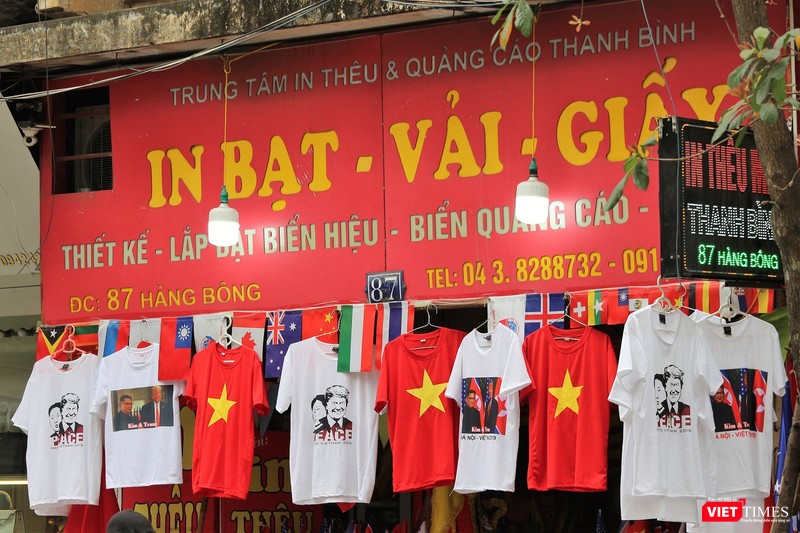 Các cửa hàng khác tại Hà Nội đã bắt đầu kinh doanh những mặt hàng kỷ niệm cho cuộc gặp thượng đỉnh lần thứ 2 giữa 2 nhà lãnh đạo của Mỹ và Triều Tiên.