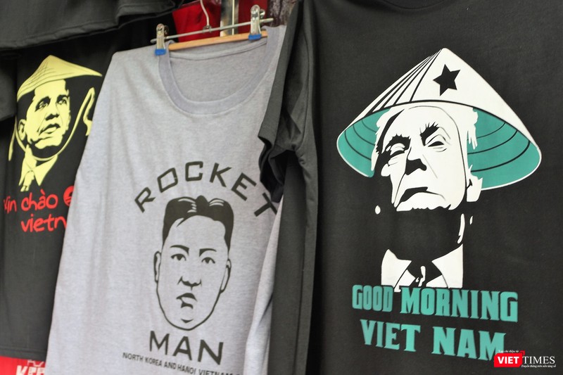 Hình ảnh cựu Tổng thống Mỹ Barrack Obama cũng được ông Đức đưa lên các sản phẩm của mình.