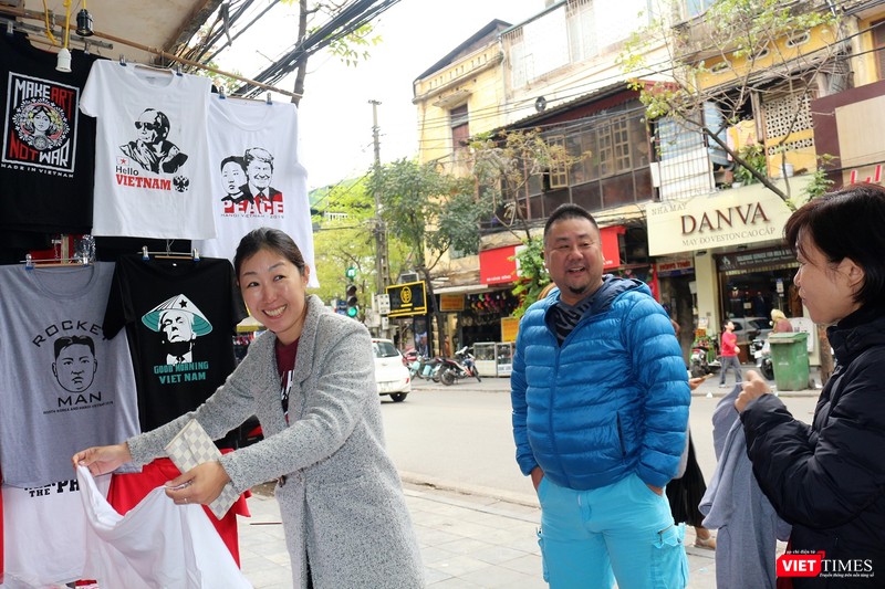 Rất nhiều vị khách nước ngoài tỏ ra hứng thú với những mẫu áo phông tại đây.