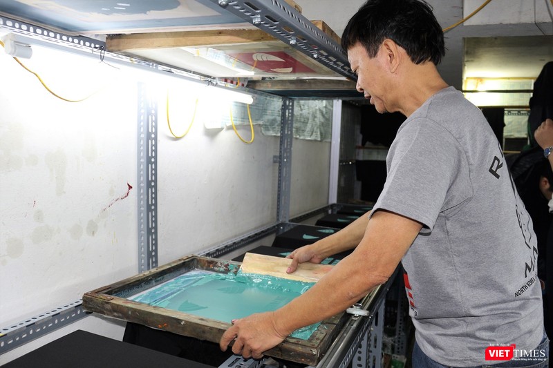 Căn phòng nhỏ chỉ đủ kê 2 dàn in là nơi những chiếc áo in hình Tổng thống Mỹ Donald Trump và Chủ tịch Triều Tiên Kim Jong Un được sản xuất.