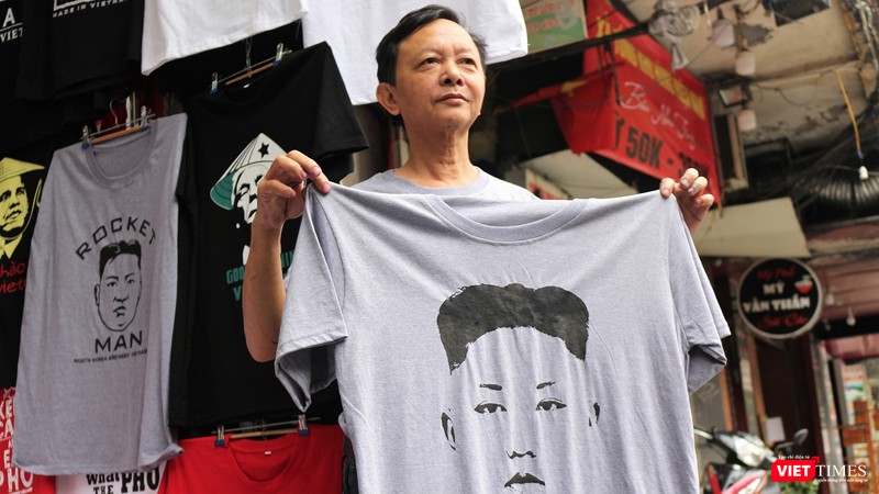 Ông Trương Thanh Đức, tác giả cũng những chiếc áo "hàng độc" in hình Tổng thống Donald Trump và Chủ tịch Triều Tiên Kim Jong Un.