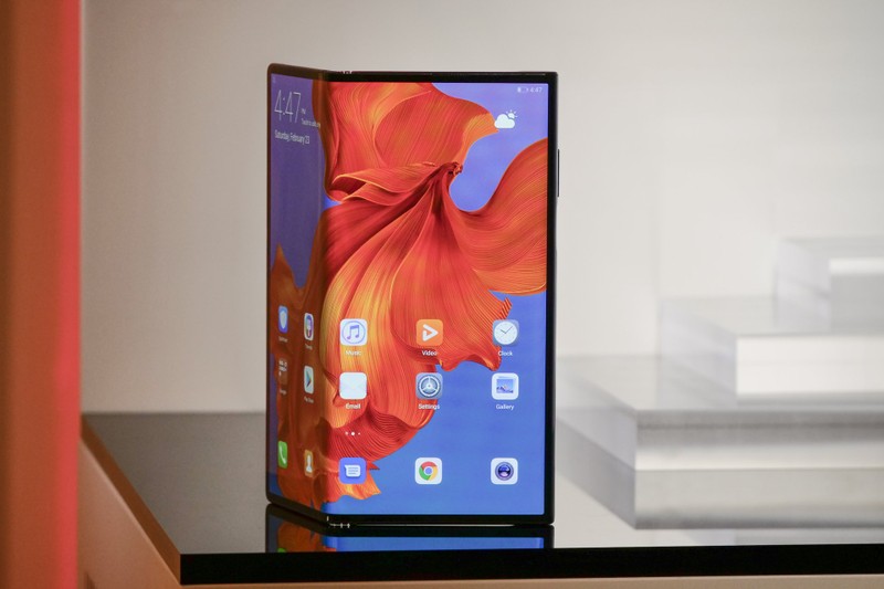 Phần màn hình của Huawei Mate X lộ ra ngoài khi gập. Ảnh: xda-developers