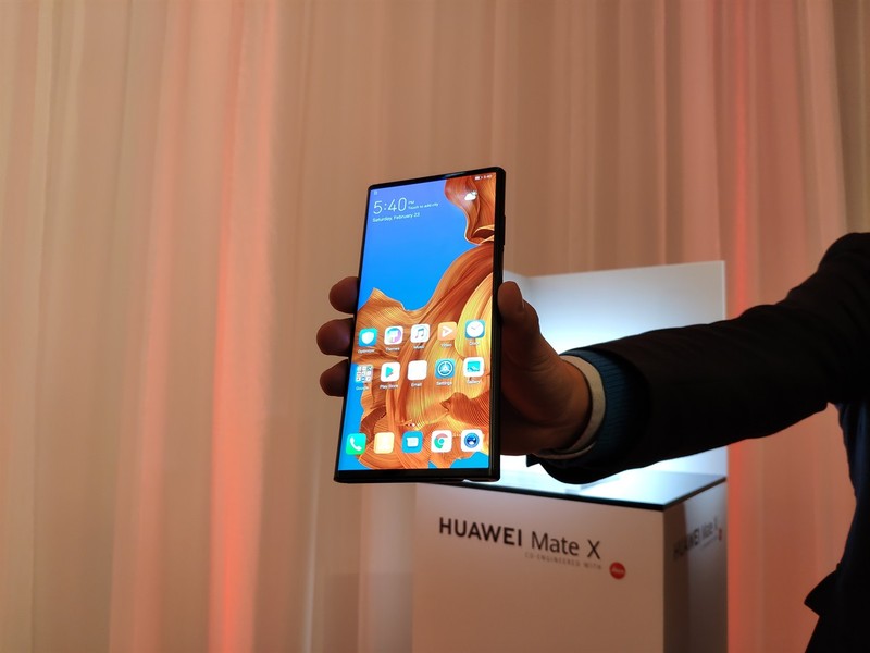 Phần màn hình của Huawei Mate X lộ ra ngoài khi gập. Đây là mặt hiển thị trên màn hình kích cỡ 6.6 inch. Ảnh: xda-developers