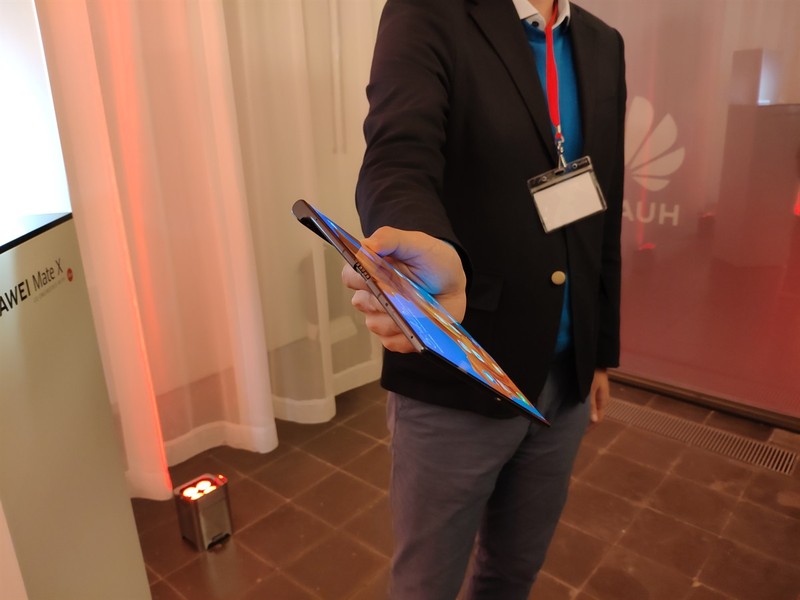 Khi mở ra, Mate X sẽ trở thành một chiếc tablet 8 inch và mỏng chỉ 8mm. Ảnh xda-developers