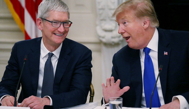 CEO Apple Tim Cook và Tổng thống Mỹ Donald Trum tại cuộc họp Hội đồng tư vấn chính sách và lực lượng lao động Mỹ vào ngày 6-3. Ảnh: WP