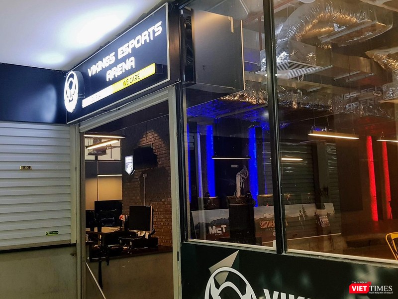 Sân khấu thi đấu đã được bố trí sẵn nhưng không có cơ hội sử dụng.