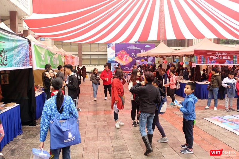 Một góc của hội chợ The Hidden Book: Nghìn lẻ một đêm.