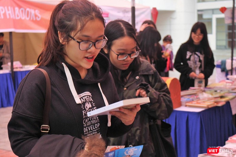 Các bạn trẻ đắm mình trong không gian của The Hidden Book: Nghìn lẻ một đêm
