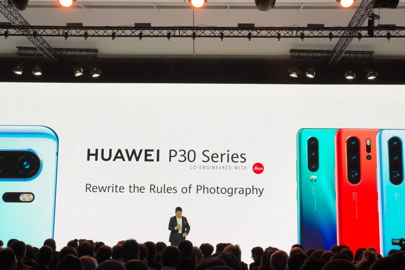 CEO Richard Yu xuất hiện trong buổi lễ bộ ba P30, P30 Lite và P30 Pro tại Paris. Ảnh: TheEconomicTimes