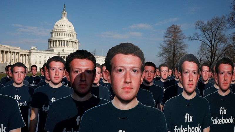 Biểu ngữ phản đối chính sách chia sẻ dữ liệu của Facebook với các nhà phát triển bên thứ 3 đươc trưng bày tại Washington năm 2018. Ảnh: Reuters