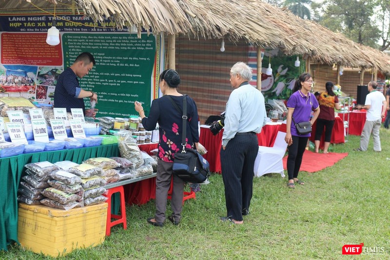 Phần lớn gian hàng còn sót lại đều kinh doanh các đặc sản địa phương.