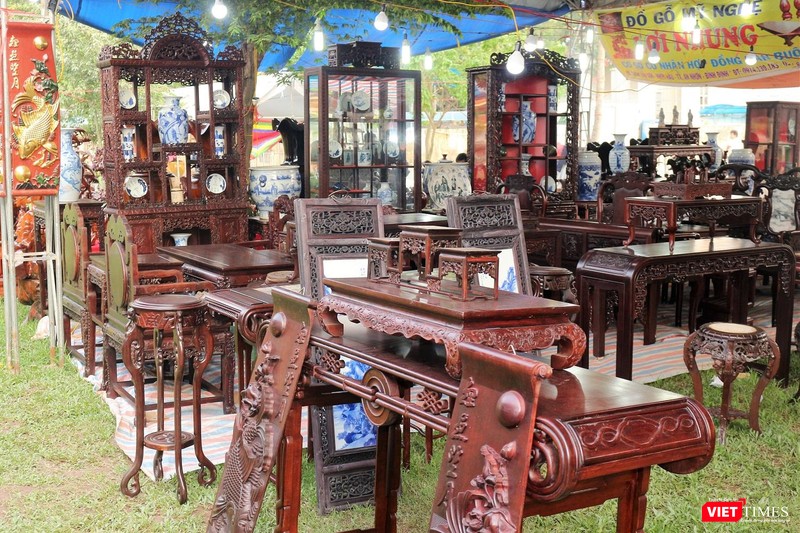 Đồ gỗ mỹ nghệ được một hợp tác xã đem tới lễ hội.