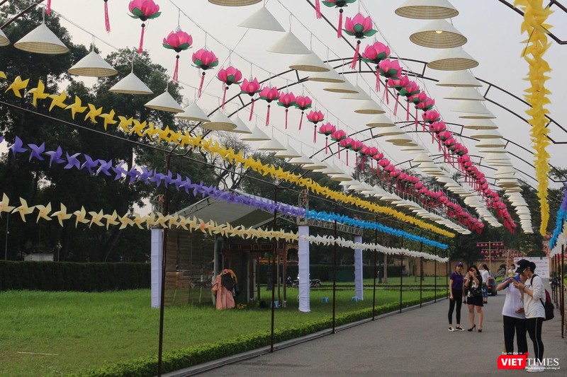 Hành lang đẹp mắt được tạo nên từ các sản phẩm thủ công như chong chóng, nón lá.