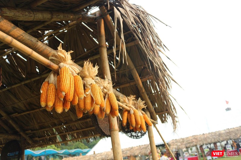 Một số đồ trang trí tại lễ hội.