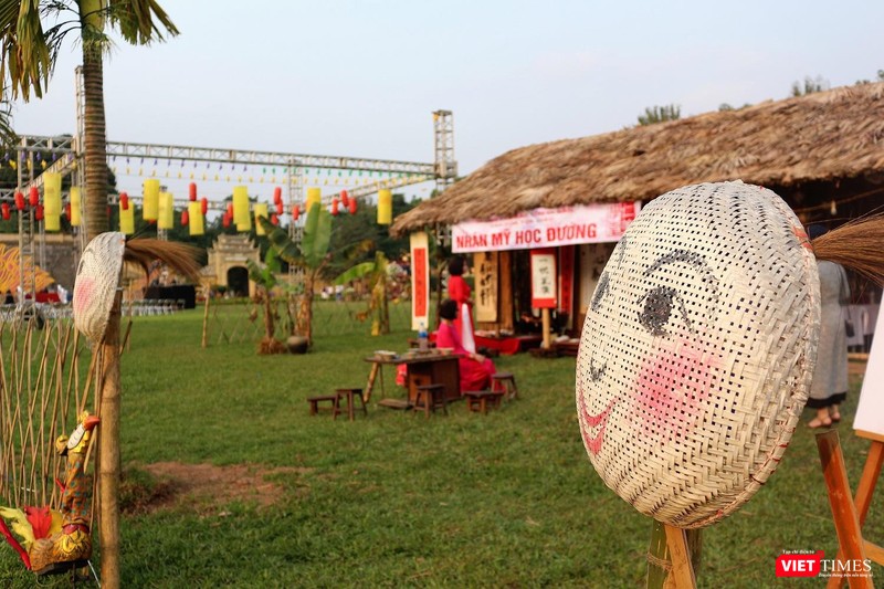 Khách thăm quan tới xin chữ ông đồ tại lễ hội.