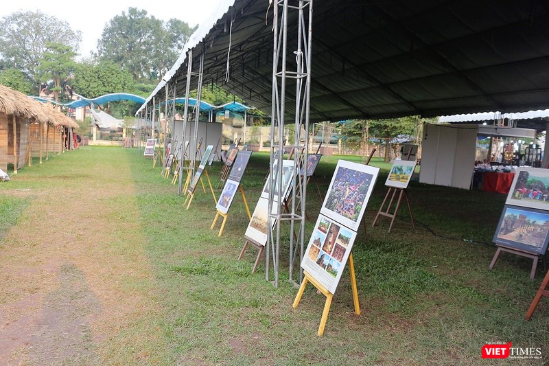 Khu vực được mô tả là nơi bố trí các gian hàng bán quần áo và đồ gia dụng đã bị đưa khỏi khuôn viên lễ hội.