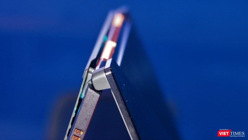 Đèn LED ở đế cũng có thể tùy chỉnh bằng Aura Sync. Đèn LED ở đế cũng có thể tùy chỉnh bằng Aura Sync.