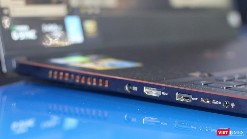 Cạnh trái của máy. Cạnh trái của máy.