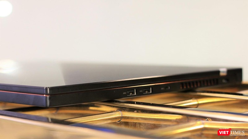 Cạnh phải của máy. Cạnh phải của máy.