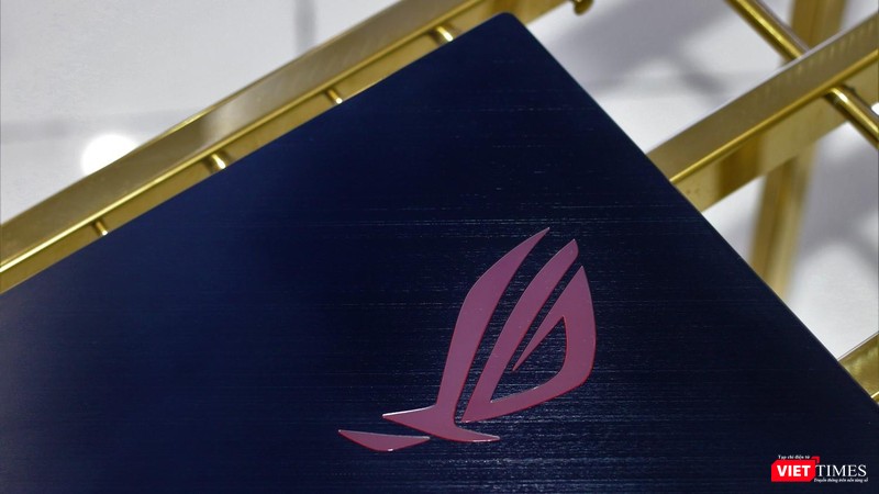 Logo Republic of Gamers trang trí trên nắp máy. Logo Republic of Gamers trang trí trên nắp máy.