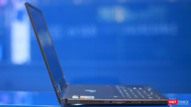 Máy có độ dày chỉ 18,7mm. Máy có độ dày chỉ 18,7mm.