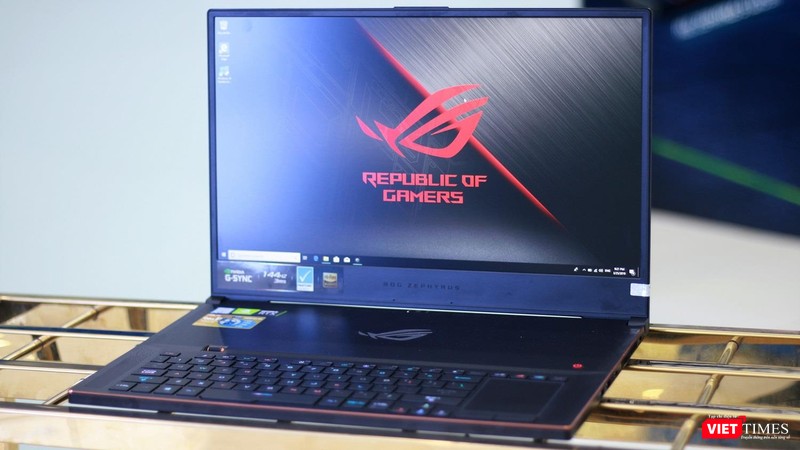 Asus ROG Zephyrus S GX701 nặng khoảng 2,7kg. Asus ROG Zephyrus S GX701 nặng khoảng 2,7kg.