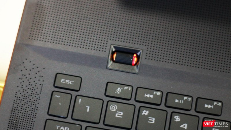 Phím cuộn điều chỉnh âm lượng trên Zephyrus S GX701. Phím cuộn điều chỉnh âm lượng trên Zephyrus S GX701.